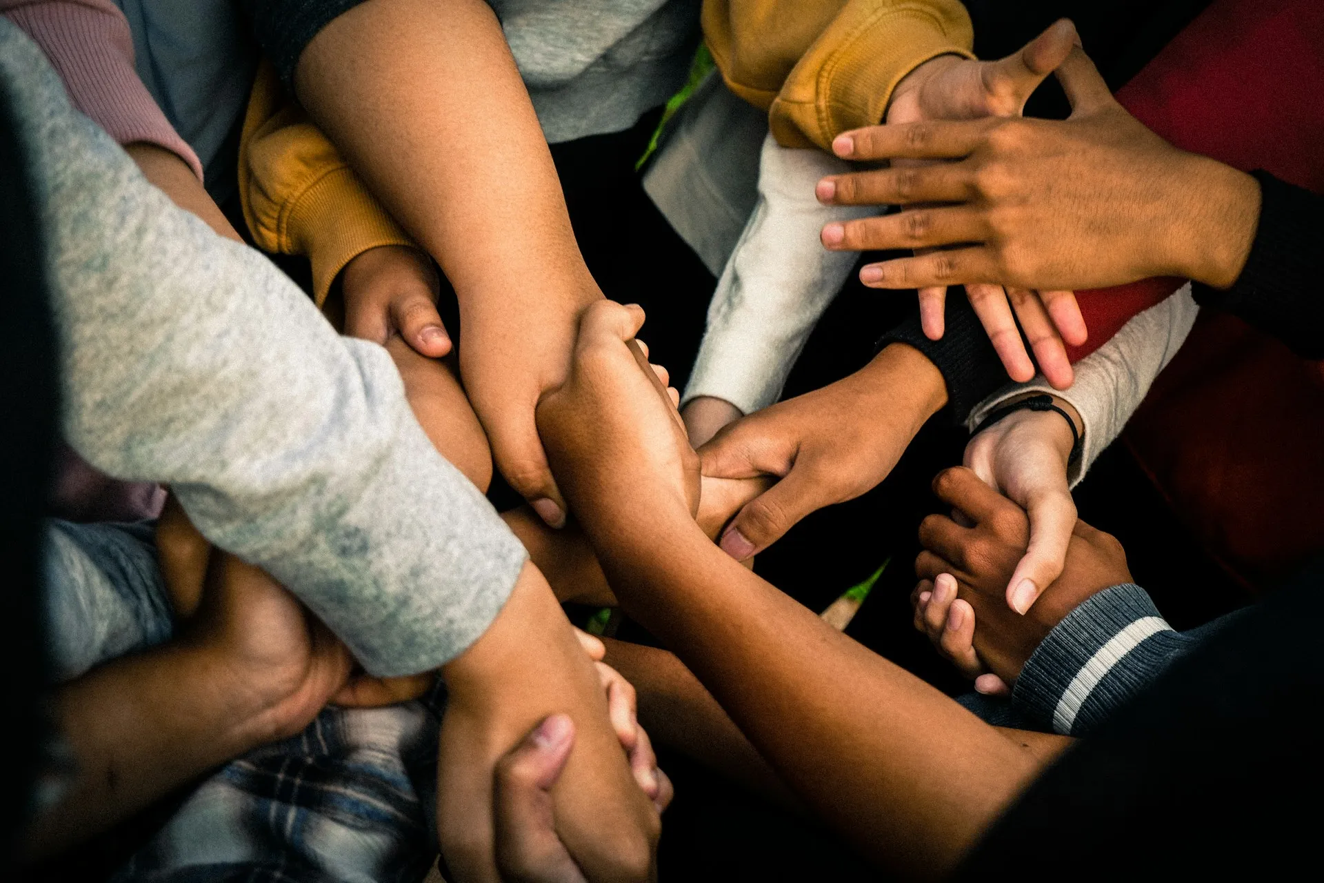Mãos unidas em solidariedade