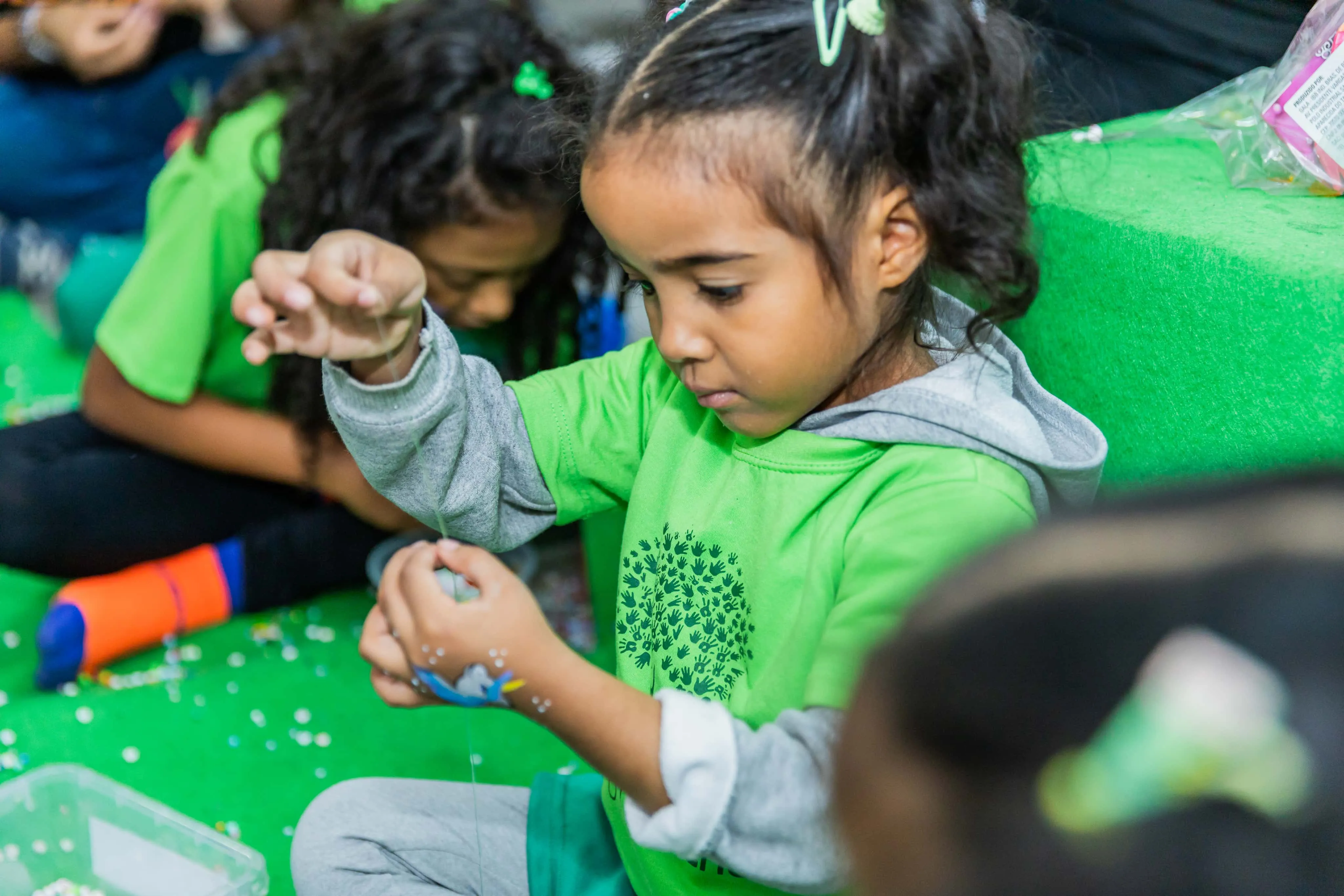 Menina participando das atividades